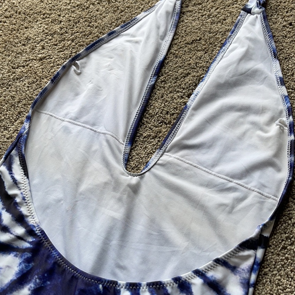 Beautiful swimsuit! - Picture 4 of 4